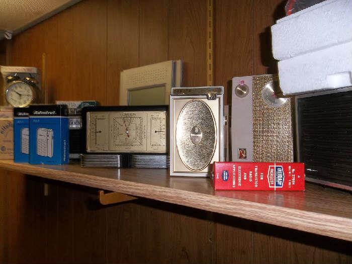 many vintage radios
