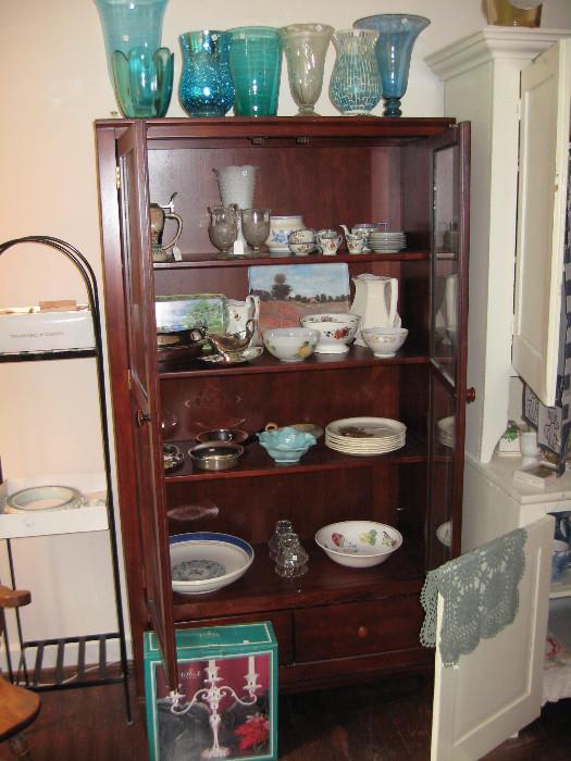 Glass fronted cabinet (newer) various kitchen ware 