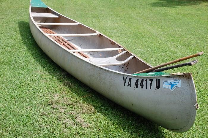 Grumman 17 foot aluminum canoe with paddles great condtion