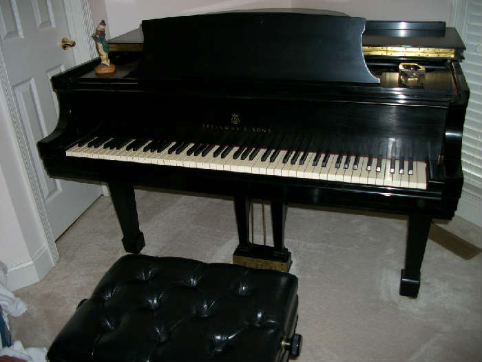 STEINWAY 1975 BABY GRAND "M" MODEL