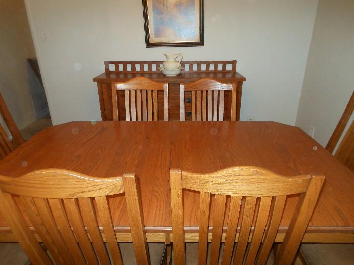 Beautiful Mission oak dining table/2 hidden leaves/8 chairs