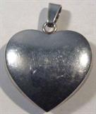 Jewelry Sterling Silver "Jondell" Heart Pendant
Beautiful large sterling silver heart shaped pendant, marked / signed "Jondell" on the inside of the chain route. Simple & elegant. Measures 1.75" x 1.75" (est).
Total weight: 0.53 ozt