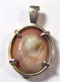 Jewelry 14kt Yellow Gold Shell Pendant
Lovely 14kt yellow gold pendant with prong set light colored shell. Measures: 1" long, total weight: 2.1 dwt.