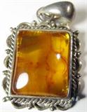 Jewelry Silver Color Amber Necklace Pendant
Gorgeous silver colored necklace pendant featuring a large amber stone, rectangle cut, in a flat / platform setting, surrounded by a rope design & billowy silver colored designs.
Total weight: 0.48 ozt