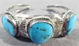 Jewelry Sterling Silver Turquoise Cuff Bracelet
Fabulous sterling silver cuff bracelet featuring 3 large turquoise stones accented with feather and twisted rope style designs. Unmarked, consignor states this item is sterling. Measures: 5.5" wide with .75" opeing. Total weight: .99 ozt.