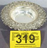 Sterling Silver Stieff Candy Dish / Bowl
Beautiful sterling silver candy dish / decorative bowl with lovely floral border. Marked "Stieff sterling S", measures: 1.5" tall with 7" diameter. Total weight: 7.4 ozt.
Tag word: Sterl925