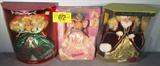Lot of 3 Vintage Barbie Dolls 1995 1996 1997 NIB
Mixed Lot of special edition Barbie Dolls. Each doll is in her original unopened box. Lot includes:
- 1995 Happy Holidays, green gown.
- 1996 Happy Holidays, gold gown with maroon color velvet coat, fur trim.
- 1997 Rapunzel Barbie, pink gown.
ZB3612
Vintage 1995, 1996 and 1997 special editions Happy Holiday Barbies. All three are new in the box