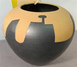 Chiminazzo Italian Pottery Black on Terra Cotta
A magnificent terra cotta pottery bowl with black free form outer design. The bottom is signed "Chiminazzo - Made in Italy". Measures 6.5" tall with a 7.5" diameter.