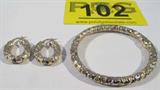 Jewelry 14kt Tri Gold Bracelet & Earrings Set
Gorgeous 14kt tri gold / yellow gold bracelet and earrings set. Both pieces have a lovely textured design. Hinged bangle style bracelet is marked "14k". Pierced hoop style earrings measure: 1.25" long. Total weight: 10.8 dwt.