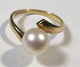 Jewelry 14KT Gold Pearl Woman's Ring
A beautiful single Pearl mounted in 14kt Gold. Nice bright White Pearl. Ring is size 6, total weight: 1.2dwt.