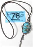 Jewelry Southwestern Style Bola / Bolo Tie
Wonderful Southwestern bolo / bola tie, featuring a sliding pendant with a large free form style turquoise setting. Pendant slides to adjust on a braided brown leather rope.
Total weight: 1.62 ozt