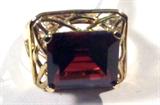 Jewelry 10kt Yellow Gold Garnet Fashion Ring
Elegant 10kt yellow gold ring featuring a prong set red colored stone, consignor states this stone is a Garnet. Lovely ribbon design surrounds stone. Marked "10k", ring size: 7.5. Total weight: 3.0 dwt.