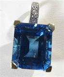 Jewelry 10kt Yellow Gold Blue Topaz Pendant
Beautiful 10kt yellow gold pendant featuring a large prong set, blue topaz stone accented with small diamond stones. Marked "10k", measures: 1" long x .5" wide. Total weight: 2.9 dwt.
ZB1341