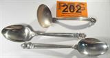 Lot of 3 Serving Spoons Royal Danish Int'l Silver
Lot includes the following International Silver, Royal Danish pattern, sterling pieces:
- 2 serving spoons, 8.5" long.
- 1 gravy ladle, 6" long.
Total weight: 6.61 ozt.
ZB152
Tag Word: Sterl925