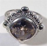 Jewelry Sterling Silver Pink Gemstone Fashion Ring
Gorgeous sterling silver fashion ring featuring a large faceted pink colored gemstone, possibly a Cubic Zirconia. Marked "RP 925", ring size: 8.25. Total weight: .32 ozt.
ZB1341