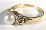Jewelry 14kt Yellow Gold Diamond & Pearl Ring
Elegant 14kt yellow gold fashion ring featuring a large pearl, bordered by 6 round, prong set, diamond stones. Marked "14k", ring size: 9. Total weight: 2.0 dwt. 
ZB4841