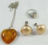 Jewelry Lot of 3 Sterling Silver Ring, Earrings+
Lot of 3 ladies' fashion jewelry pieces:
- Lovely sterling silver cameo ring, white & coral pink small cameo carving in the center of the ring surrounded by intricate filigree style designs. Marked / signed "KBN Ster", fits a finger size 5.5.
- Gorgeous pair of twist back earrings, each featuring a button style pearl, pink / coral color, consignor states they are genuine.
- Stunning sterling silver necklace featuring a heart shaped amber pendant, smooth / cabochon style, secured to a sterling silver box style chain. Marked / signed "925 Italy". Measure 19.5" long.
Total weight: 0.50 ozt
ZB989