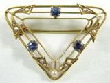 Jewelry 14KT Blue Stone & Pearl Antique Pin
Delicate 14KT yellow gold pin / brooch with triangular shaped design. Accented with round, prong set, blue colored stones and small seed pearls.
Marked: "14KT", measures 1" wide. Total weight: 1.7 dwt.
ZB4858