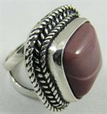 Jewelry Sterling Silver Pink / Mauve Stone Ring
Fabulous sterling silver ladies fashion / cocktail ring. Features a large square smooth pink / mauve stone, possibly agate, in a flat setting with three layers of rope designs surrounding the stone. Split style double band, marked / signed "925", fits a finger size 7.0
Consignor states this stone is a Carnelian. Total weight: 0.57 ozt
ZB989