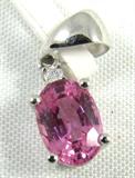 Jewelry 14KT White Gold Pink Sapphire Pendant
Gorgeous 14KT white gold pendant.
Featuring an oval shaped, faceted pink sapphire stone. Accented with a small round diamond. Marked "14k", Total weight: 0.5 dwt.
ZB3093-P0902530-142