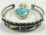 Jewelry Lot of 2 Silver Turquoise Bracelet Pendant
Lot of 2 Southwestern style jewelry pieces:
- Gorgeous sterling silver cuff bracelet with inlaid blue, black, white, red and yellow stones, possibly turquoise, onyx and coral, with other stones. Wonderful design, marked / signed "RLK Sterling", measures 5.75" long with a 1.25" opening.
- Darling heart shaped necklace pendant featuring a smooth / cabochon style turquoise stone, with a small glimmering white stone, heart shaped, faceted, possibly Cubic Zirconia, positioned directly above the turquoise stone. Marked / signed "DROZD Sterling". Measures 1.75" long from the top of the chain route.
Total weight: 1.16 ozt
ZB152