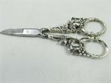 Vintage Sterling Silver Handled Scissors
A stunning pair of sterling silver handled scissors featuring an embossed grapevine pattern. The scissors are marked "Sterling" and have an undetermined hallmark. Measures 6.25" long.
Total weight: 3.75 ozt.