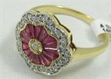 Jewelry 14KT Yellow Gold Red Ruby & Diamond Ring
Lovely 14KT yellow gold fashion ring. Featuring a baguette cut, red ruby gemstone, accented with small, round cut diamonds surrounding it. Marked "14KT", ring size: 6.5. Total weight: 2.0 dwt.