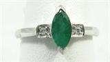 Jewelry 14kt White Gold Emerald Ring
Elegant 14kt white gold fashion ring featuring a marquise cut, prong set, emerald stone and two small diamond stones. Marked "14k", size: 7. Total weight: 1.3 dwt.