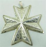 Sterling Silver 1977 Reed & Barton Christmas Cross
Beautiful sterling silver 1977 Reed and Barton Christmas cross holiday ornament with filigree design. Marked "1977 Christmas cross Reed & Barton Sterling", measures: 2.5" long. Total weight: .52 ozt.