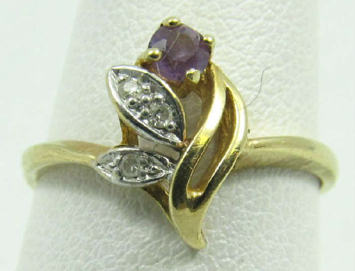 Jewelry 10kt Yellow Gold Fashion Ring
Lovely 10kt yellow gold fashion ring featuring a flower design accented with a purple colored stone and clear stones. Marked "10k B", ring size: 6.