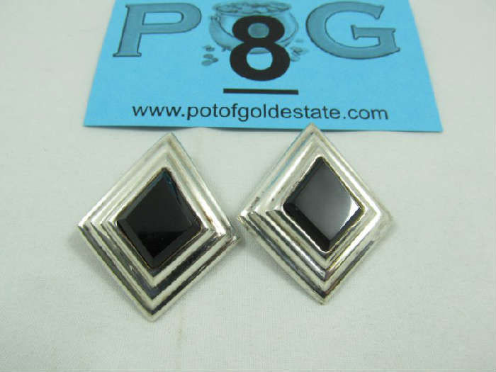 Jewelry Sterlign Silver Onyx Clip On Earrings
Beautiful sterling silver clip on style earrings with large diamond shaped black stones, possibly onyx. Marked "925", measures: 1.75" long. Total weight: .59 ozt.