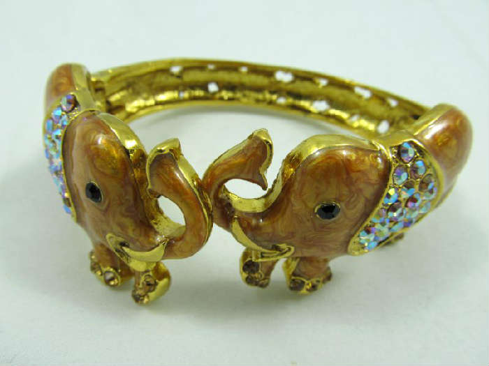 Jewelry Hinged Elephant Bangle Bracelet
Darling enameled hinged bangle style costume bracelet featuring two elephants accented with pink / orange colored Aurora Borealis rhinestones. No markings.