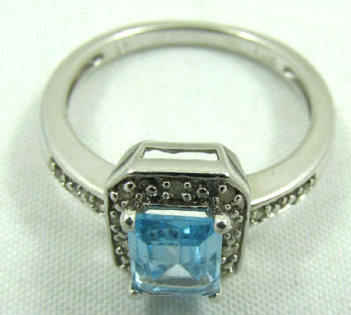 Jewelry Sterling Silver Blue Gemstone Fashion Ring
Beautiful sterling silver fashion ring with prong set blue colored stone and tiny diamond chips. Marked "925", ring size: 6. Total weight: .07 ozt.