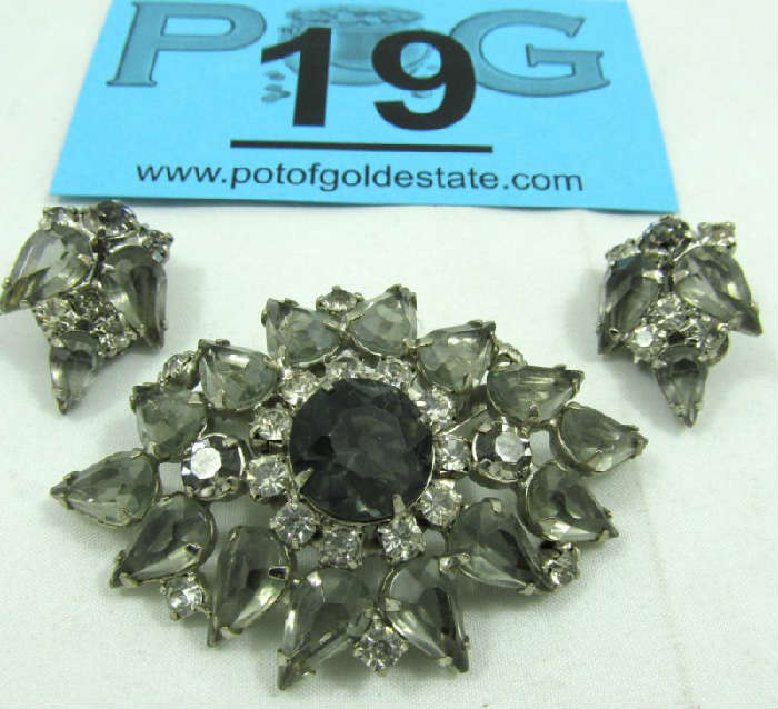 Jewelry Grey Rhinestone Brooch & Earrings Set
Lovely vintage rhinestone costume brooch and clip on earrings. Unknown age and maker. Brooch measures: 2.25" wide.

ZB4148