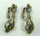 Jewelry Sarah Coventry Costume Fashion Earrings
Lovely vintage costume dangle style clip on earrings with green and multicolored rhinestones. Marked "Coventry", measures: 1.5" long.