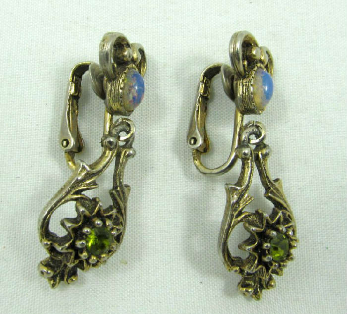 Jewelry Sarah Coventry Costume Fashion Earrings
Lovely vintage costume dangle style clip on earrings with green and multicolored rhinestones. Marked "Coventry", measures: 1.5" long.
