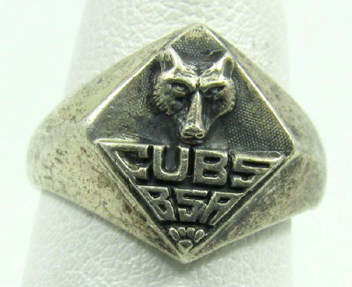 Jewelry Sterling Silver Cubs Scout Ring
Vintage sterling silver cubs scout, Boys Scouts of America ring. With wolf head design, marked "sterling", ring size: 4.75.