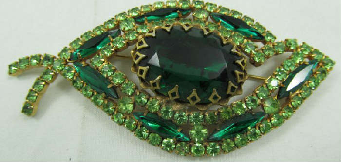 Jewelry Vintage Judy Lee Green Rhinestone Brooch
Fabulous vintage green rhinestone fashion brooch made by Judy Lee. Unknown age, measures: 3.25" wide