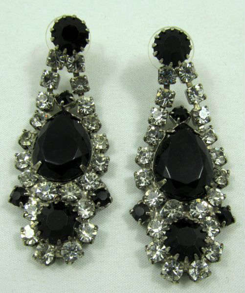 Jewelry Vintage Rhinestone Dangle Earrings
Gorgeous silver toned vintage pierced dangle earrings accented with black and clear sparkly rhinestones. Unknown age and maker.