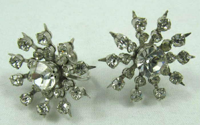 Jewelry Vintage Coro Rhinestone Earrings
Gorgeous vintage Coro twist back style earrings featuring sparkly clear rhinestones in snowflake / star burst shape. Marked "Coro", measures: 1.25" diameter.
