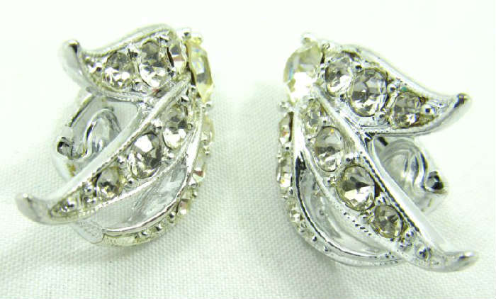 Jewelry Sarah Coventry Rhinestone Costume Earrings
Gorgeous vintage fashion costume clip on earrings decorated with sparkly clear rhinestones, marked "Sarahcov". Measures: 1.25" long.