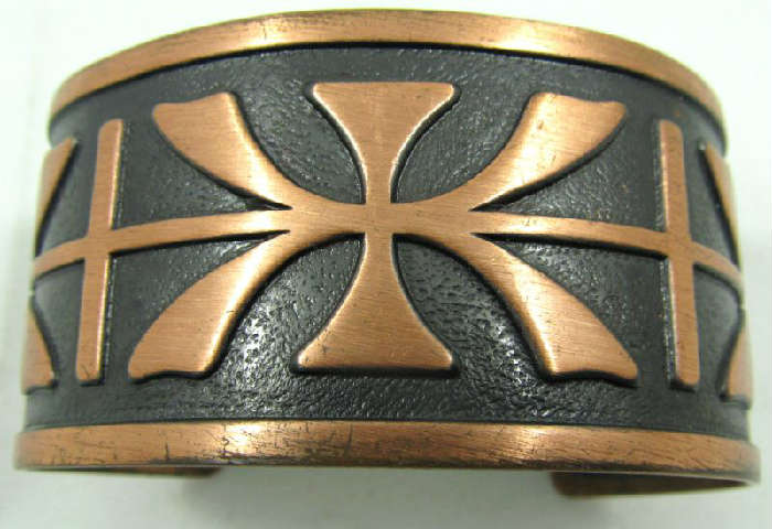 Jewelry Copper Cuff Bracelet
Fabulous copper cuff bracelet with geometrical pattern possibly tribal patterns. Unknown age and maker, measures: 5.25" wide with 1.5" opening.