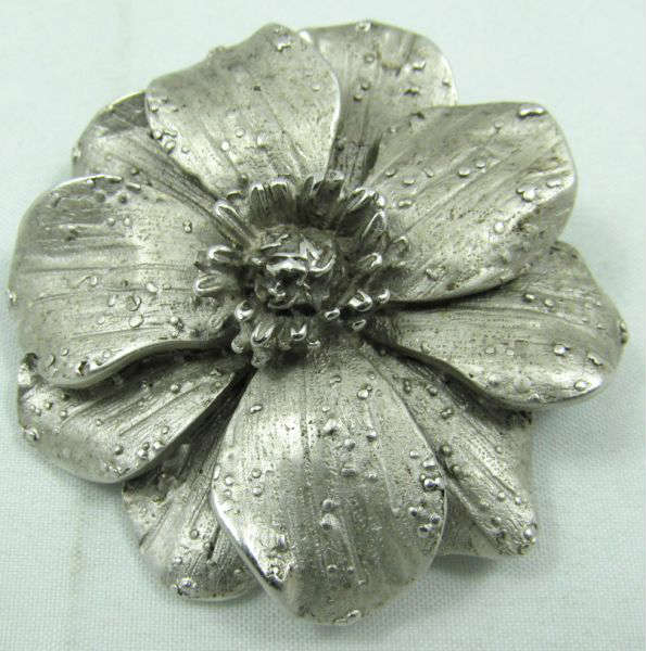 Jewelry E. Pearl Flower Brooch / Pin
Beautiful silver toned costume brooch / pin shaped like a flower with textured design. Marked "E. Pearl", measures: 2" diameter.