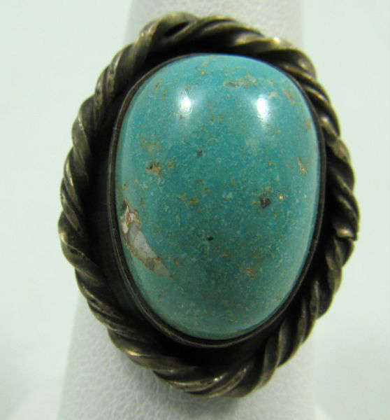Jewelry Sterling Silver Turquoise Fashion Ring
Large sterling silver fashion ring with Southwestern style design. Featuring a large turquoise stone with twisted rope style design. Unmarked, ring size: 7. Consignor states this piece is sterling.