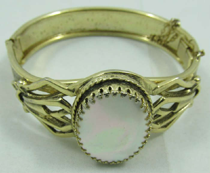 Jewelry Vintage Whiting & Davis Costume Bracelet
Lovely vintage gold toned Whiting & Davis hinged bangle style bracelet featuring an oval shaped piece of Mother of Pearl. Bracelet has lovely floral design. Marked "Whiting & Davis", has safety clasp.