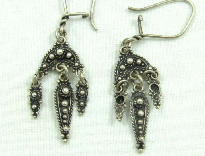 Jewelry Sterling Silver Dangle Earrings
Beautiful sterling silver fashion dangle earrings with raised design. Marked "925", measures: 1.5" long. Total weight: .09 ozt.