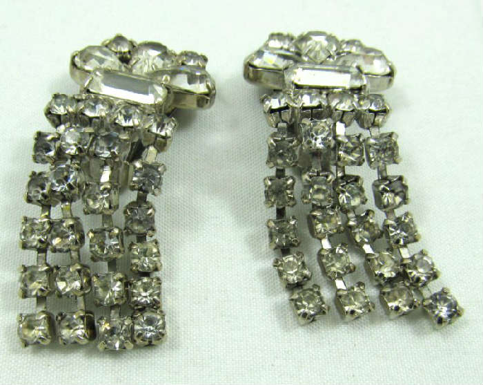 Jewelry Vintage Rhinestone Clip on Earrings
Gorgeous silver toned vintage costume clip on dangle style earrings accented with prong set rhinestones. Unknown age and maker. Measures: 1.75" long.
