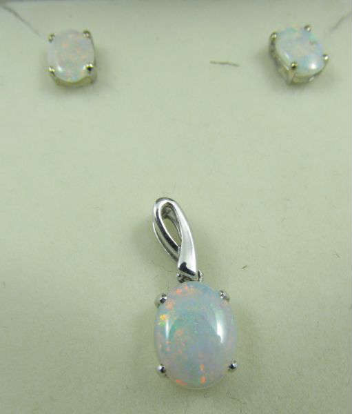 Jewelry 18kt White Gold Opal Earrings & Pendant
Beautiful 18kt white gold pendant and pierced earrings set featuring prong set vibrant opal stones. Marked "750 / 18k", total weight: 1.1 dwt.