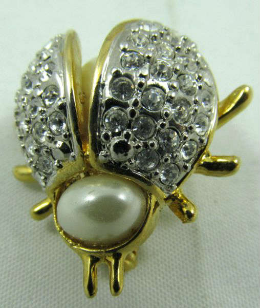Jewelry Rhinestone Fly Shaped Brooch
Darling vintage fly shaped brooch / pin accented with faux pearls and clear rhinestones. Unknown maker, measures: 1" wide.