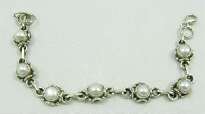 Jewelry Sterling Silver Faux Pearl Link Bracelet
Lovely sterling silver faux pearl link bracelet with adjustable length. Marked "925", measures: 7" or 7.75" long. Total weight: .47 ozt.